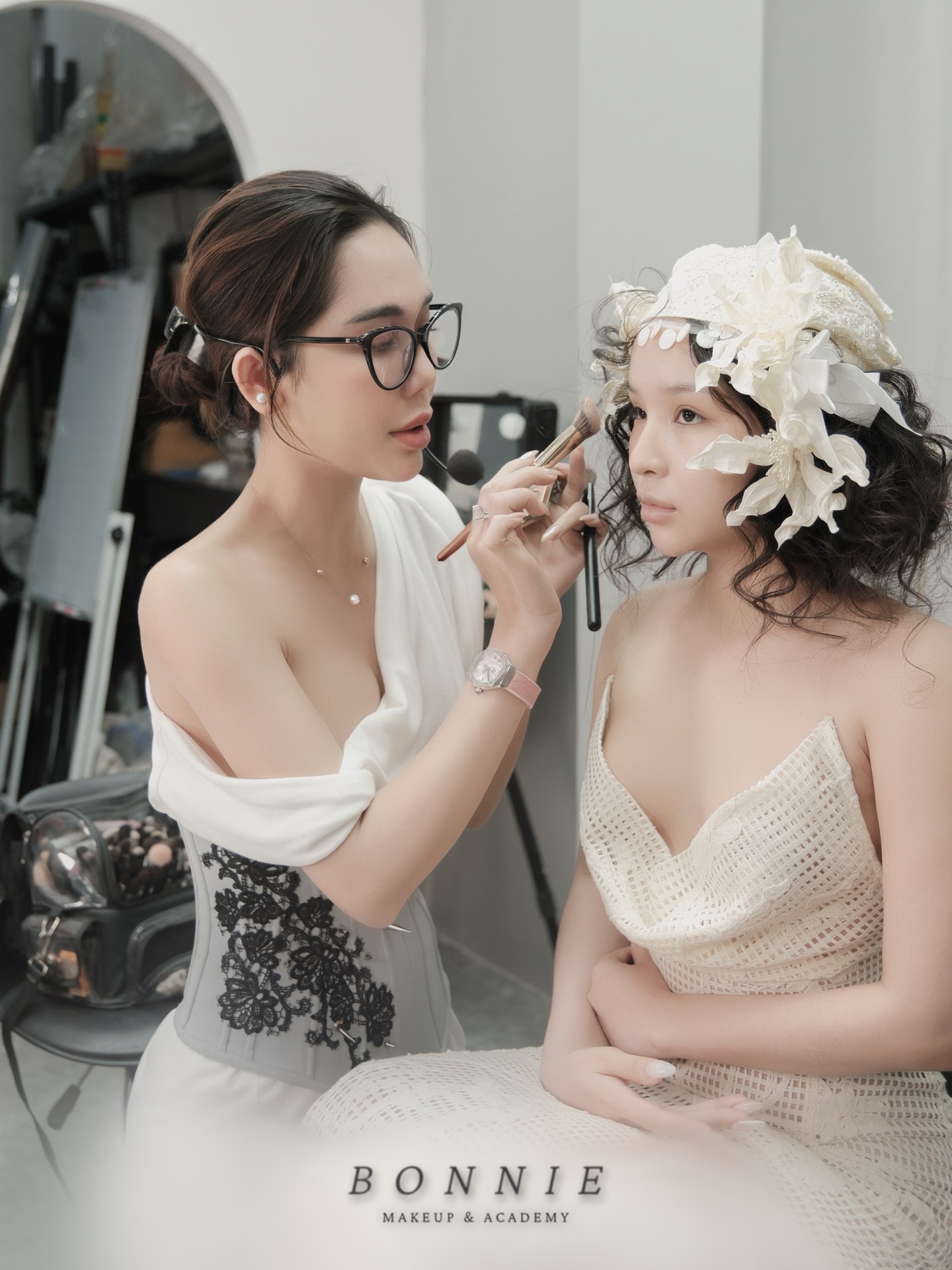 Một bài makeup nâng cao đang được hoàn thiện trên người mẫu tại Học viện